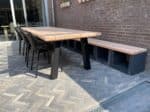 Tafel met bankje en stoelen