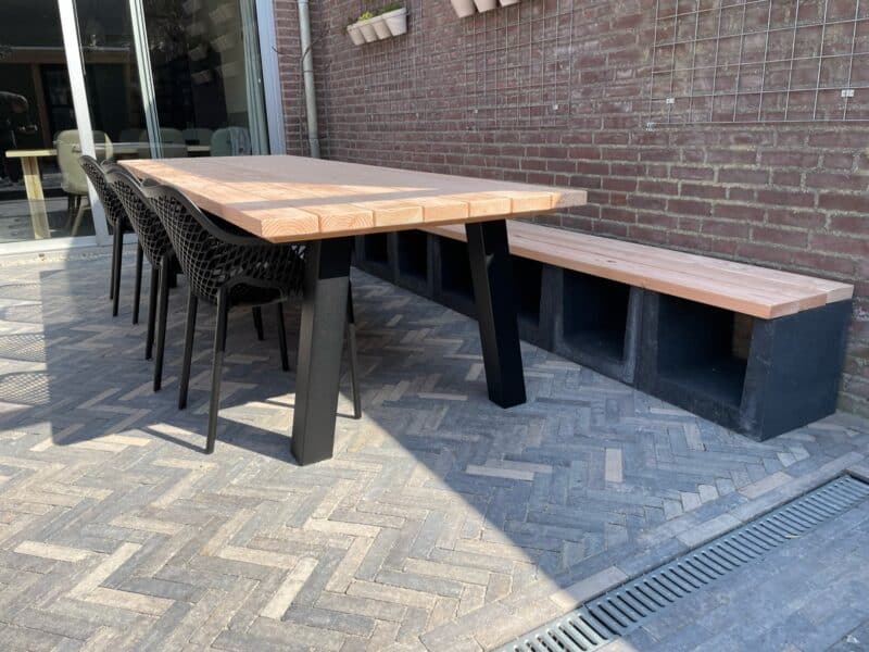 Tafel met bankje en stoelen