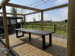 U poten tuintafel onder pergola