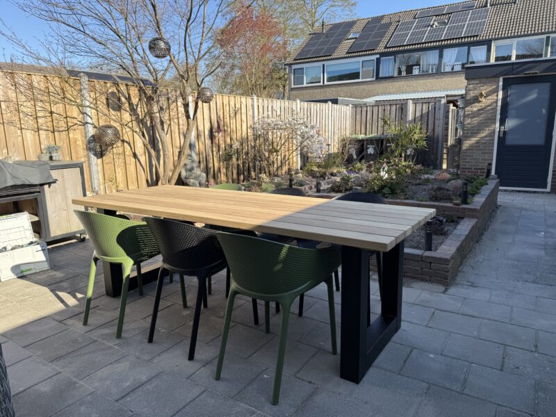 Rechthoekige hardhouten tafel met U poten