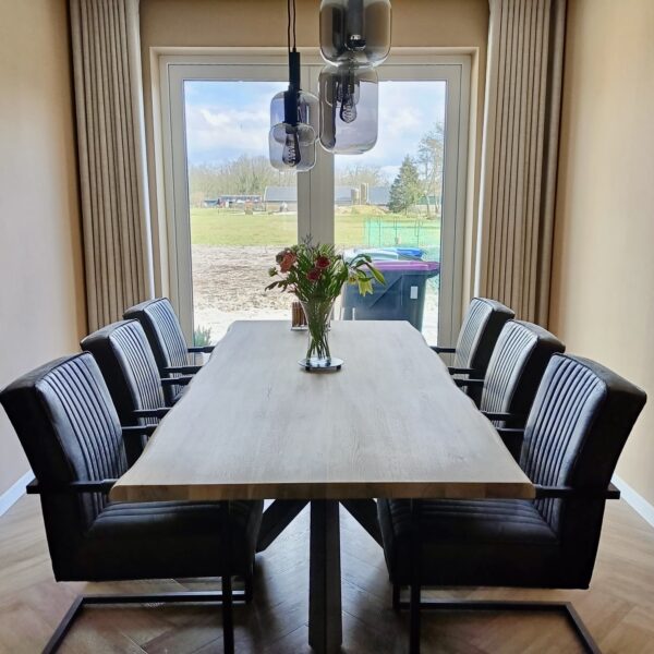 Boomstam eiken tafel met matrix poot