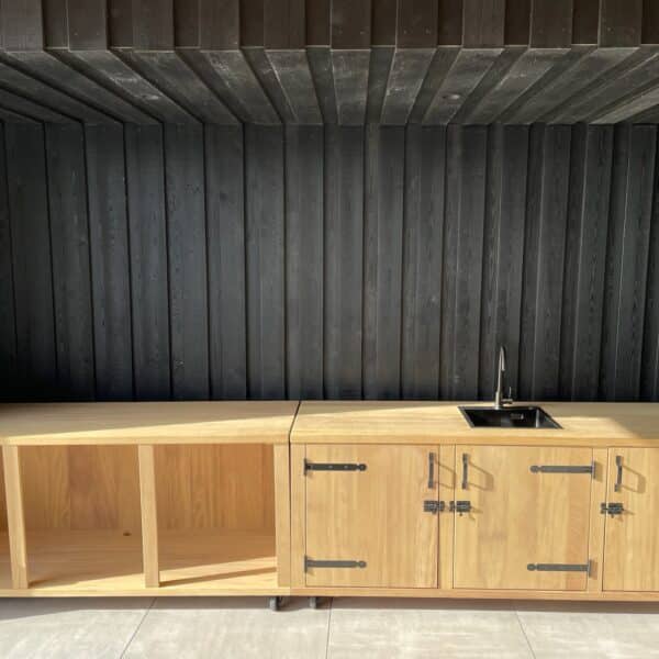 Buitenkeuken Iroko maatwerk met koelkast en spoelbak.JPG1