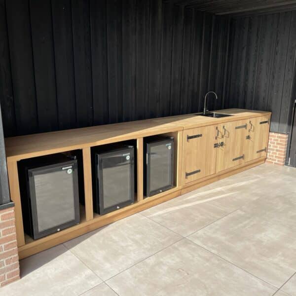 Buitenkeuken Iroko maatwerk met koelkast en spoelbak11
