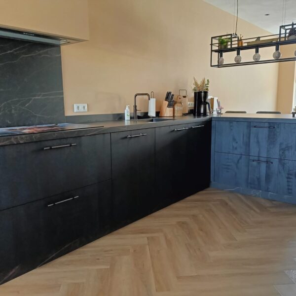 Keuken met bar en inbouwkasten