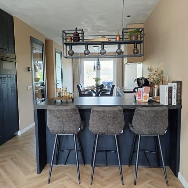 Keuken met bar en inbouwkasten