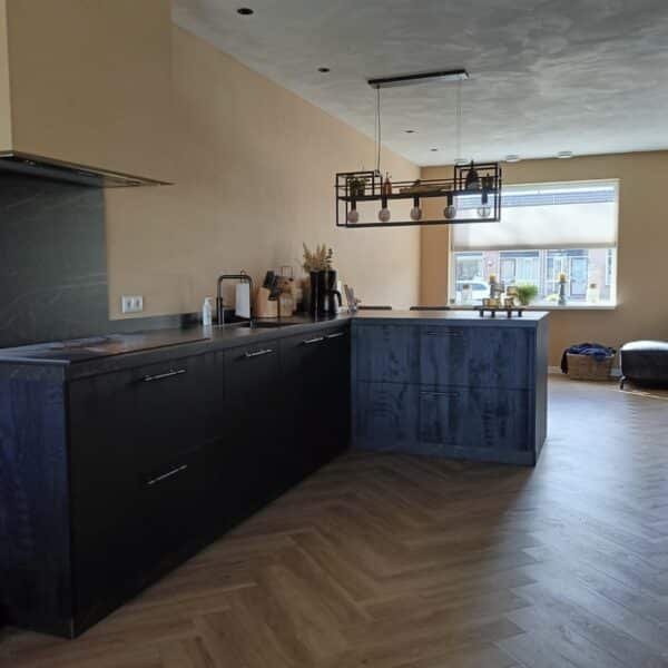 Keuken met bar en inbouwkasten