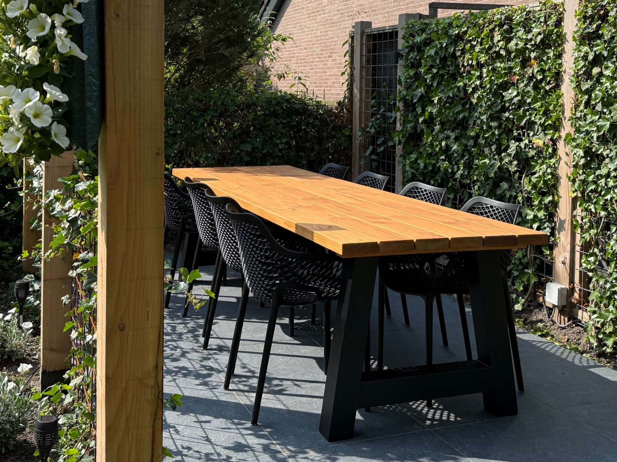 Tuintafel met Grassland Beige behandeling