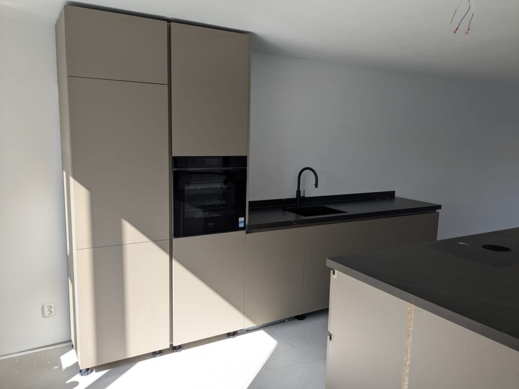 Maatwerk keuken Assen | Donkergroen | Bora | Quooker | Siemens