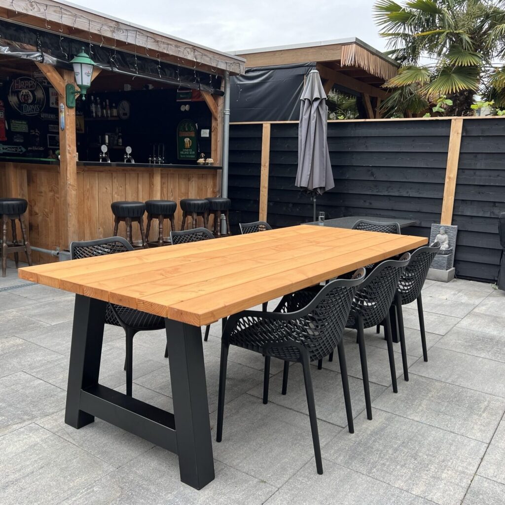 Buitentafel met stalen poten. Tuintafel voor 4 tot 12 personen
