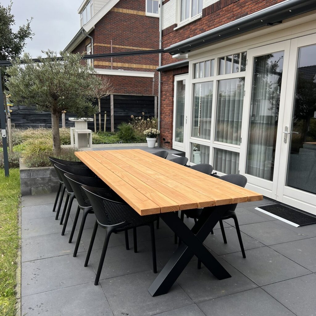 Buitentafel met stalen x poten. De poten zijn zwart van kleur