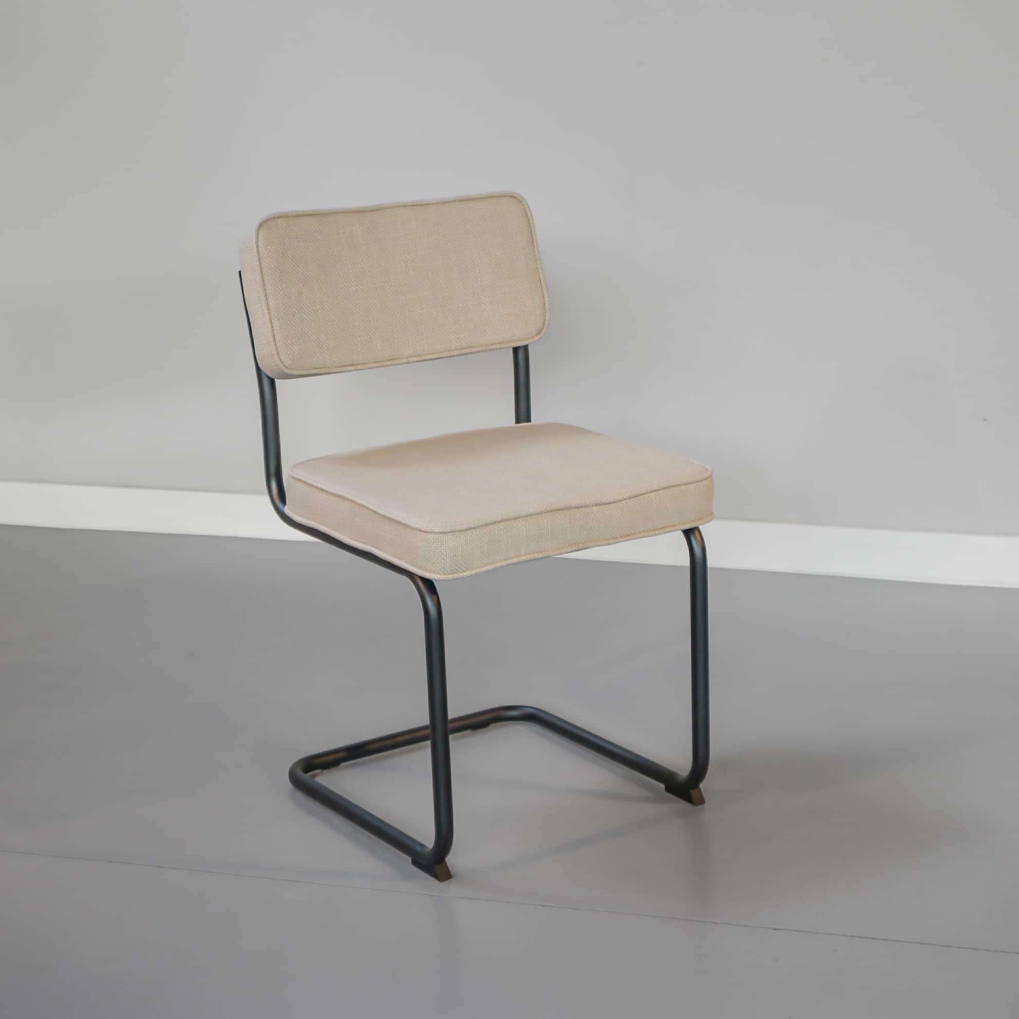 Crèmekleurige Weefstoel met een zwart frame