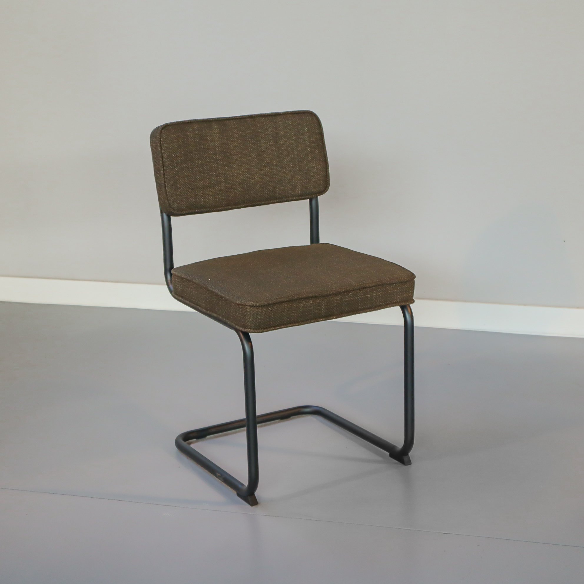 Donkergroene geweven beklede stoel met een zwart frame