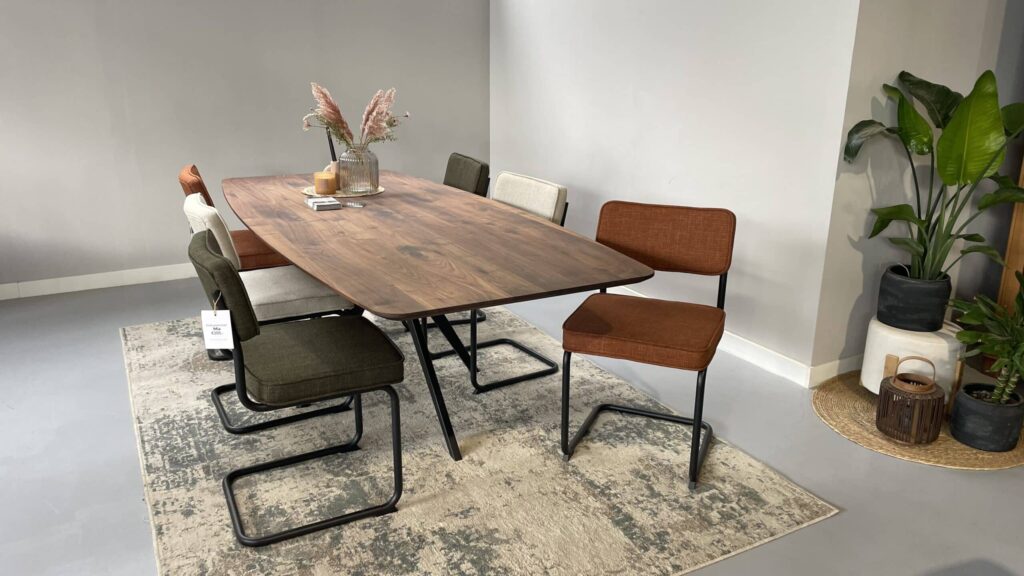 Terra kleurige Weefstoel met een zwart frame