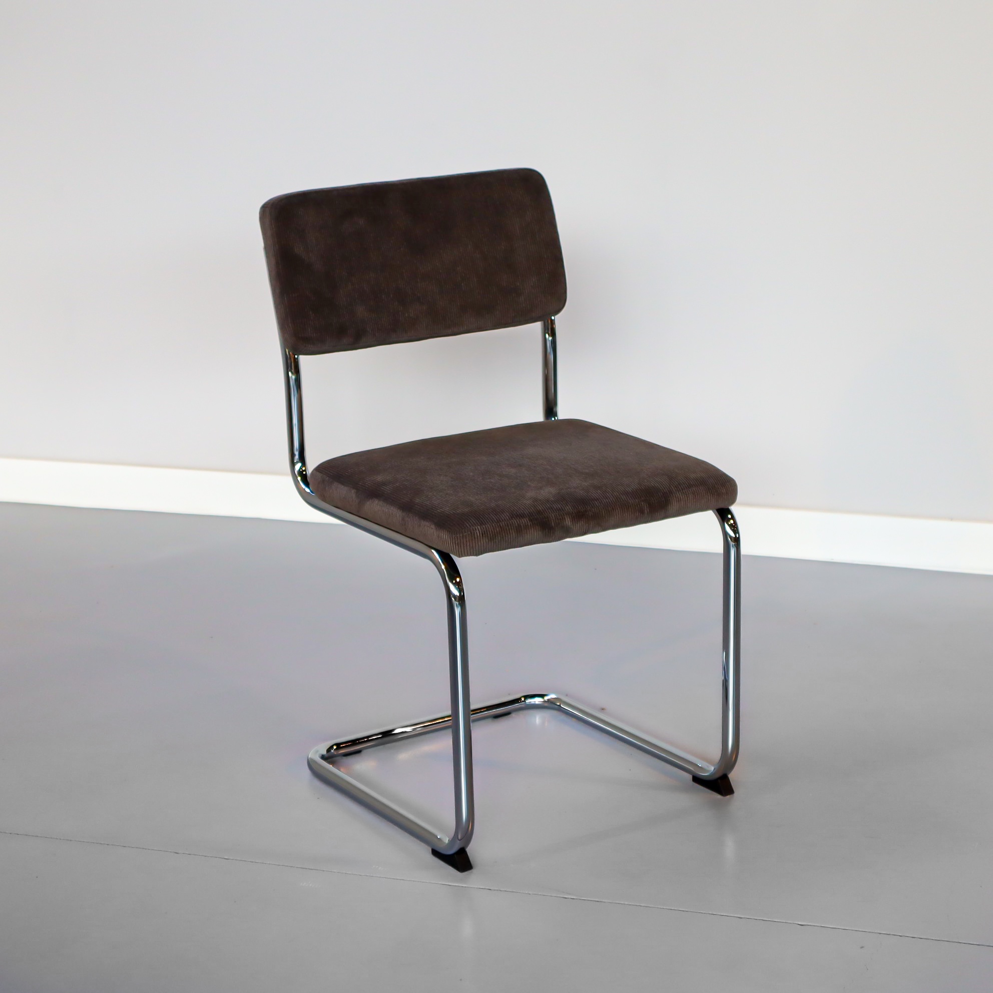 Grijze Ribstoel met Chrome frame