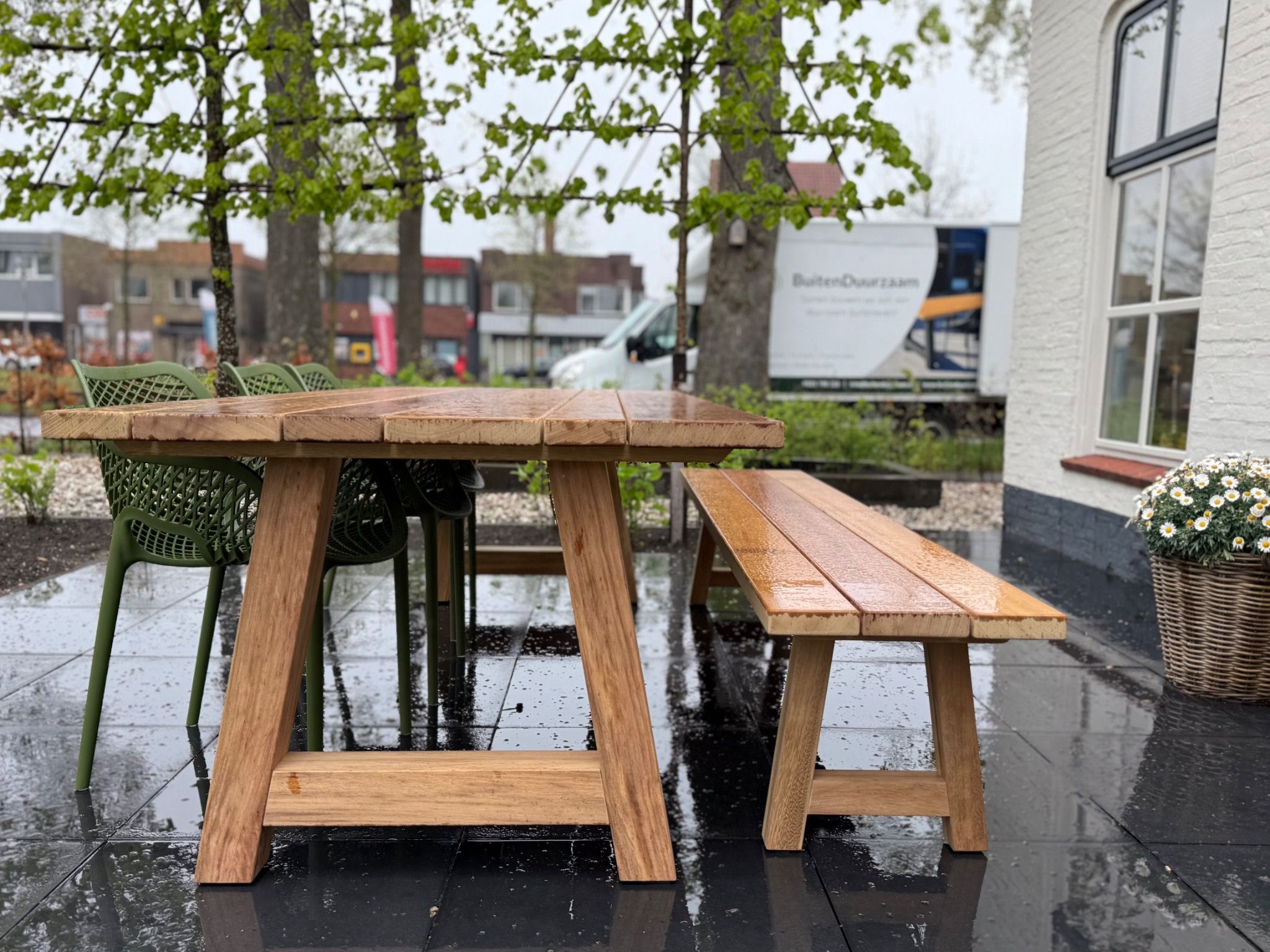 Iroko hout met bankje