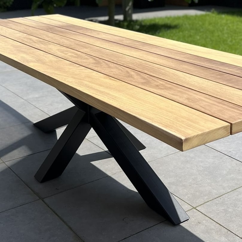 Matrix onderstel staal tuintafel iroko