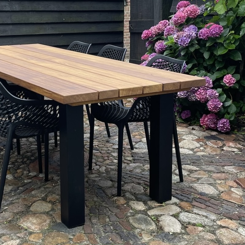 Rechte poten staal tuintafel Iroko