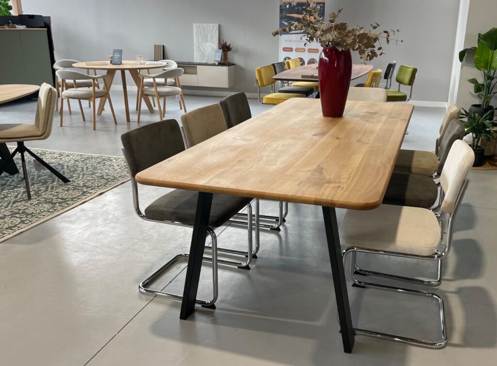 Ribstoel met een Chrome onderstel