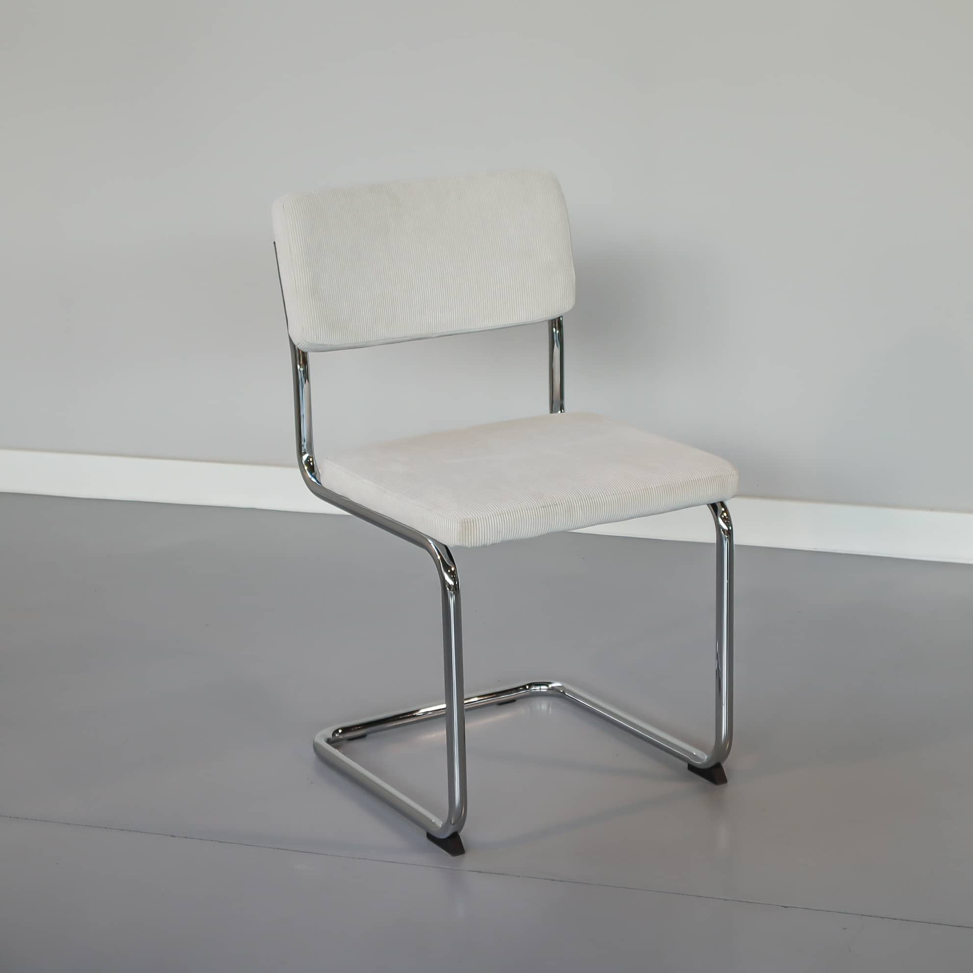 Ribstoel met een Chrome onderstel