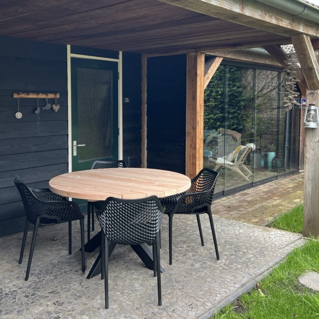 Houten Tuinset 4 personen van Douglas. Tuintafel met stoelen voor 4 personen in ronde vorm