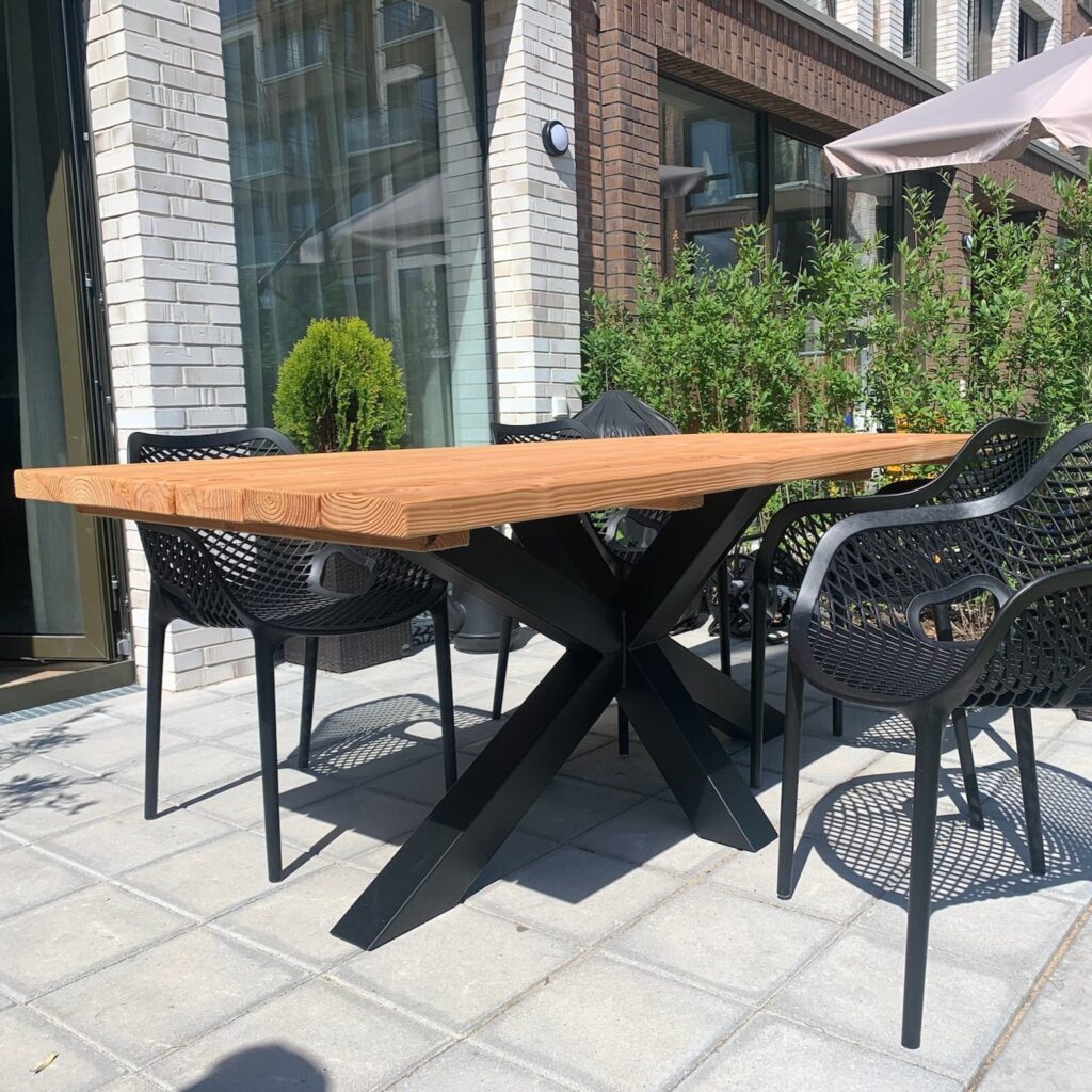 Tuinset 4 personen van Douglas hout. Tuintafel 200cm met stoelen voor 4 personen