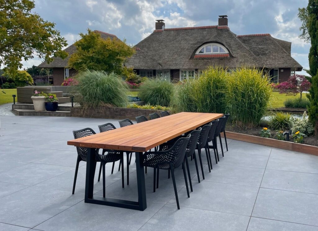 Tuinset Hardhout op het terras bij het water