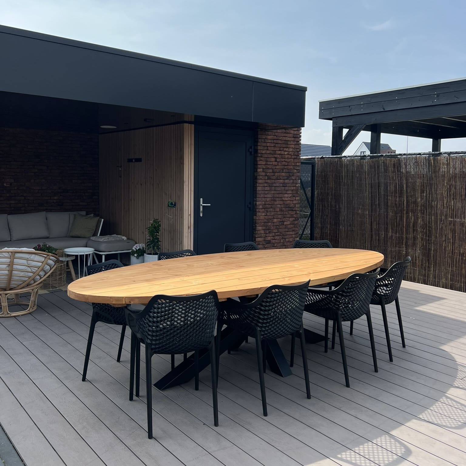 Tuinset ovaal van douglas hout. Tuintafel met stoelen en stalen poten