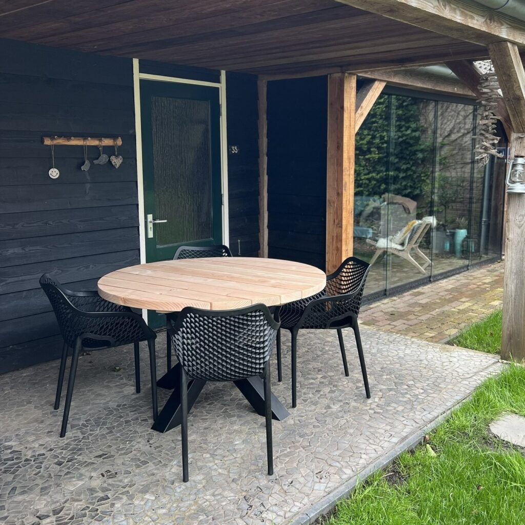 Houten Tuinset 4 personen van Douglas. Tuintafel met stoelen voor 4 personen in ronde vorm