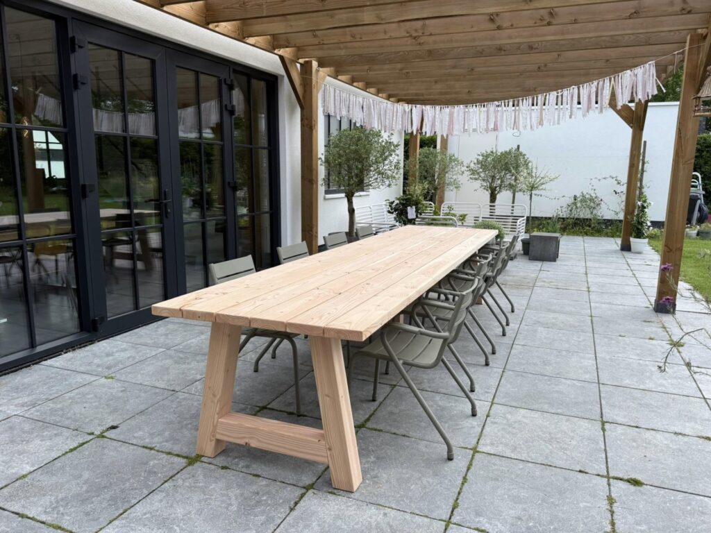 Tuintafel op terras modern huis met pergola op het terras 350cm lange tuintafel