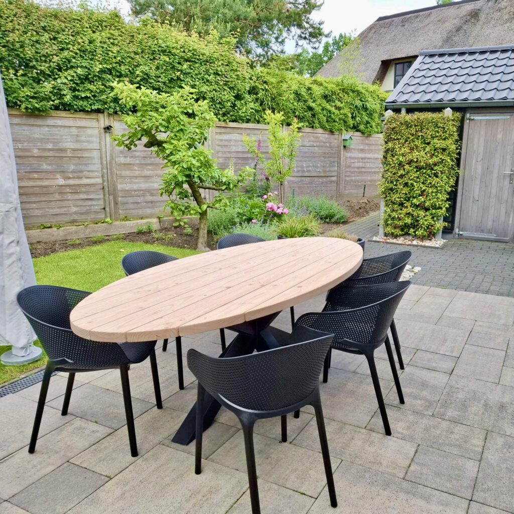 Tuintafel ovaal voor 6 personen van Douglas met stoelen. Tuinset 6 persoons