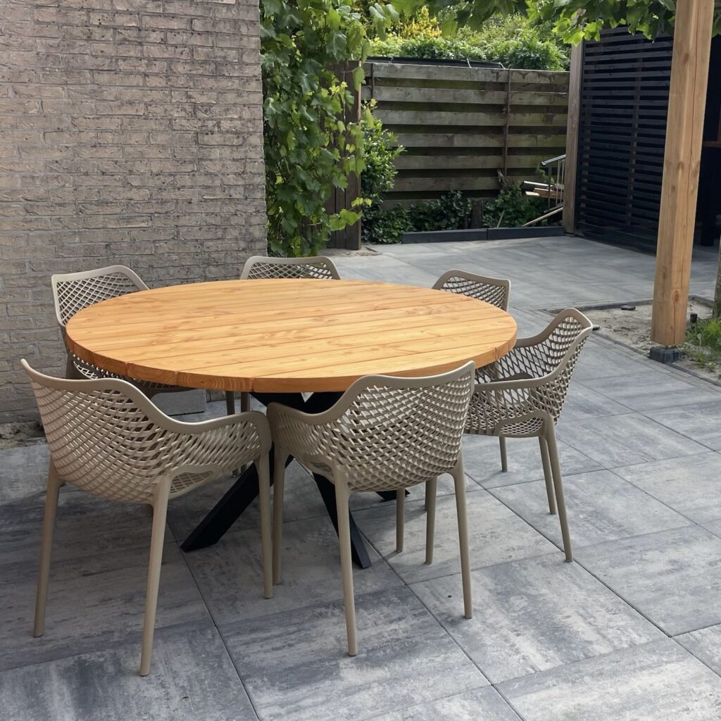Tuinset 6 personen van Douglas hout. Houten Tuintafelset in Ronde vorm