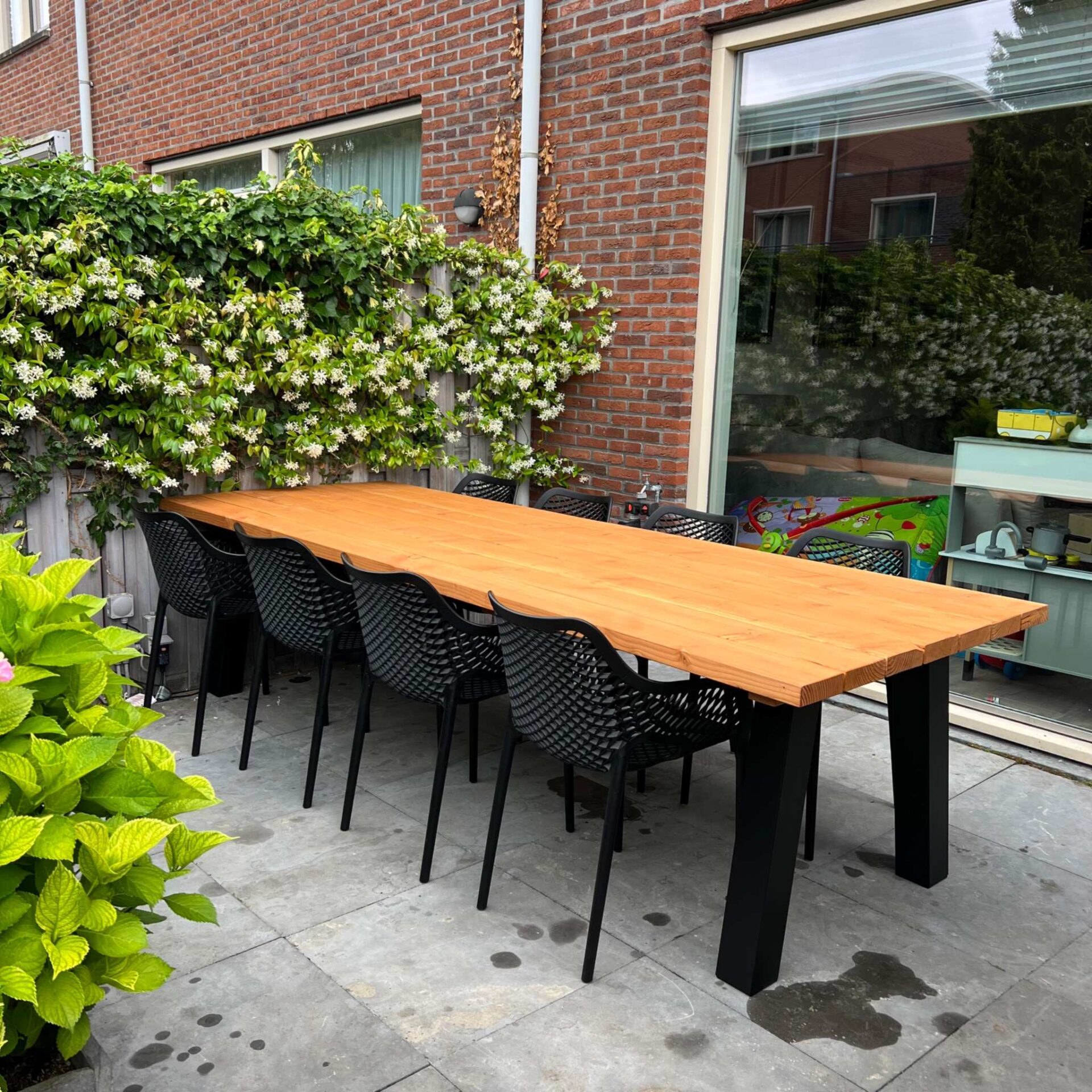 Tuintafel Douglas voor 10,12 personen. Buitentafel met stalen poten