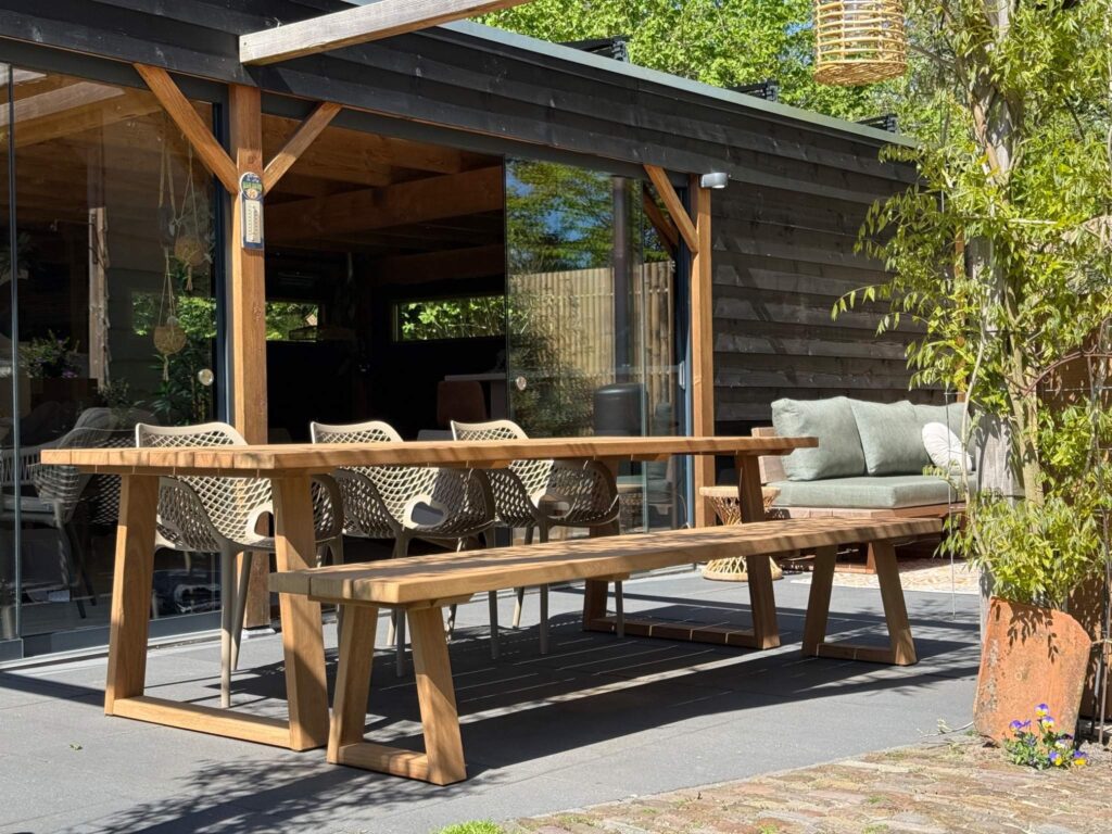 Tuintafel Iroko + Bankje | Trapezium Houten Poten