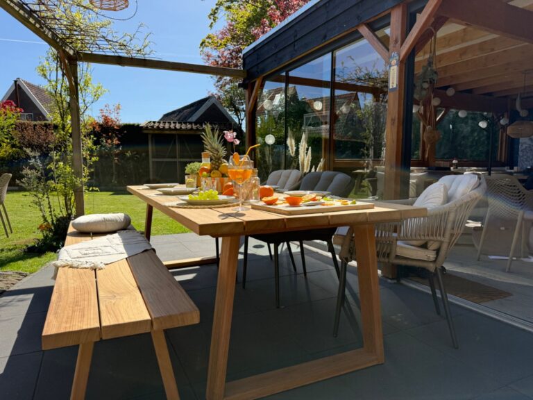 Tuintafel Iroko + Bankje | Trapezium Houten Poten