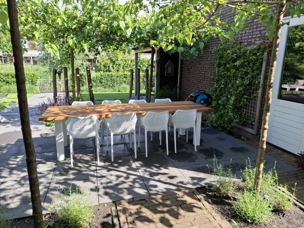 Tuinstoel wit hardhouten tuintafel