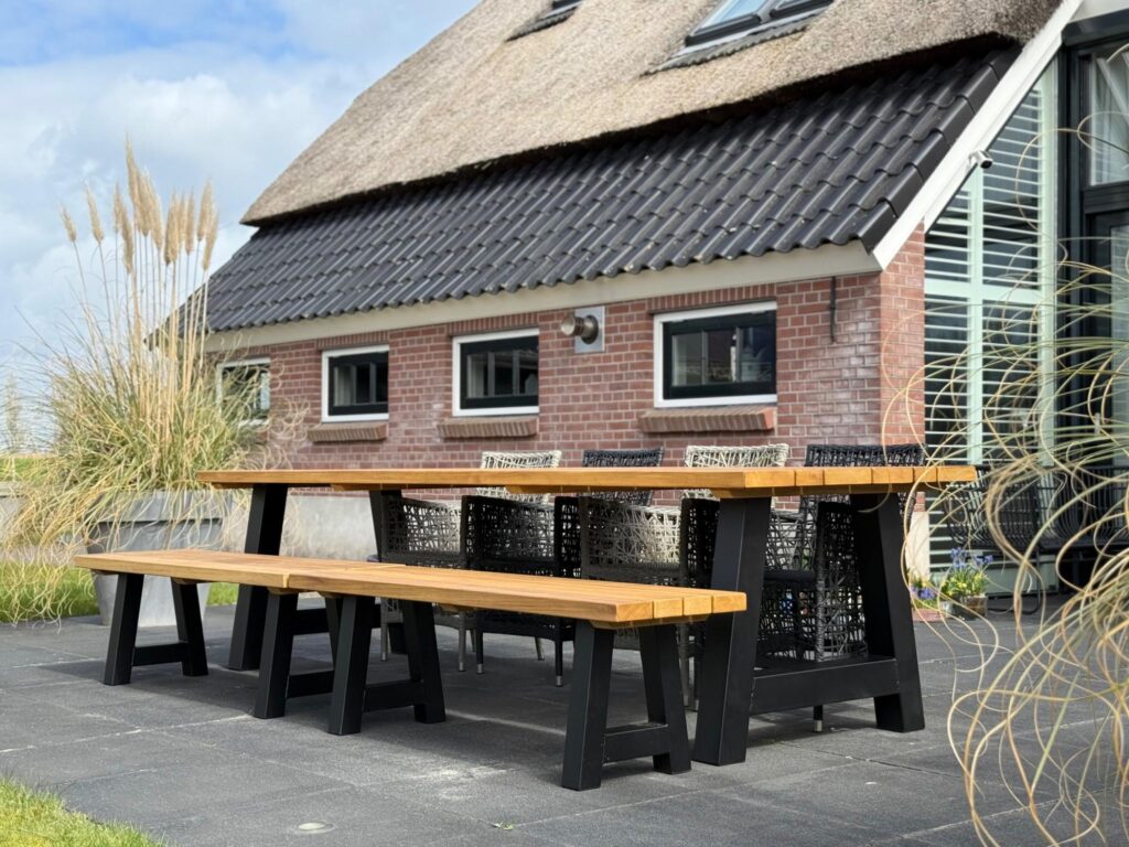 Tuintafel Landelijk Iroko 300x100cm A poot Behandeling met Grassland Beige tuinbank twee losse bankjes102090