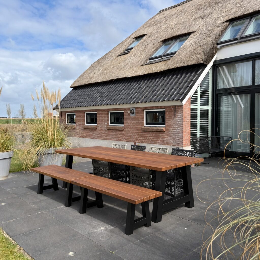 Tuintafel Iroko + Bankje terras woonboerderij