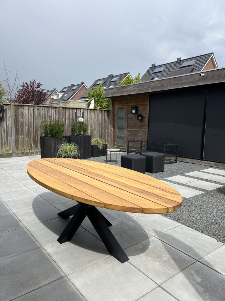 Tuintafel Iroko Ovaal | Stalen Poten