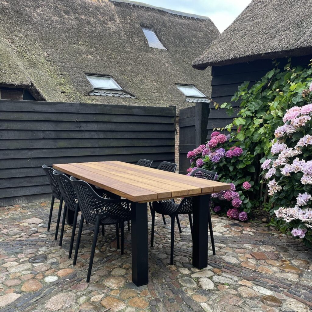 Tuintafel met rechte stalen poten