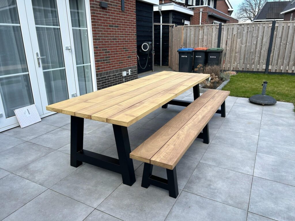Tuintafel Iroko met Bankje