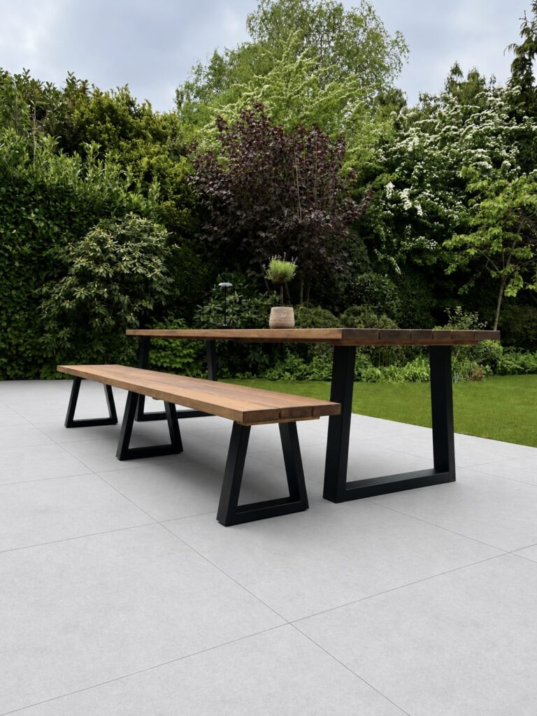 Tuintafel Iroko met bankje Durogrit behandeling Rocky Umber