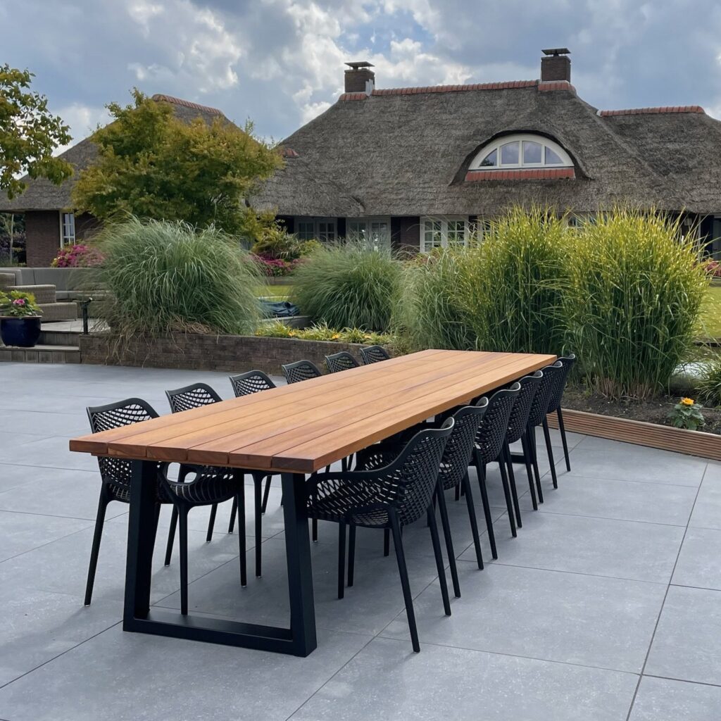 Tuintafel Iroko rechthoekig met stalen poten
