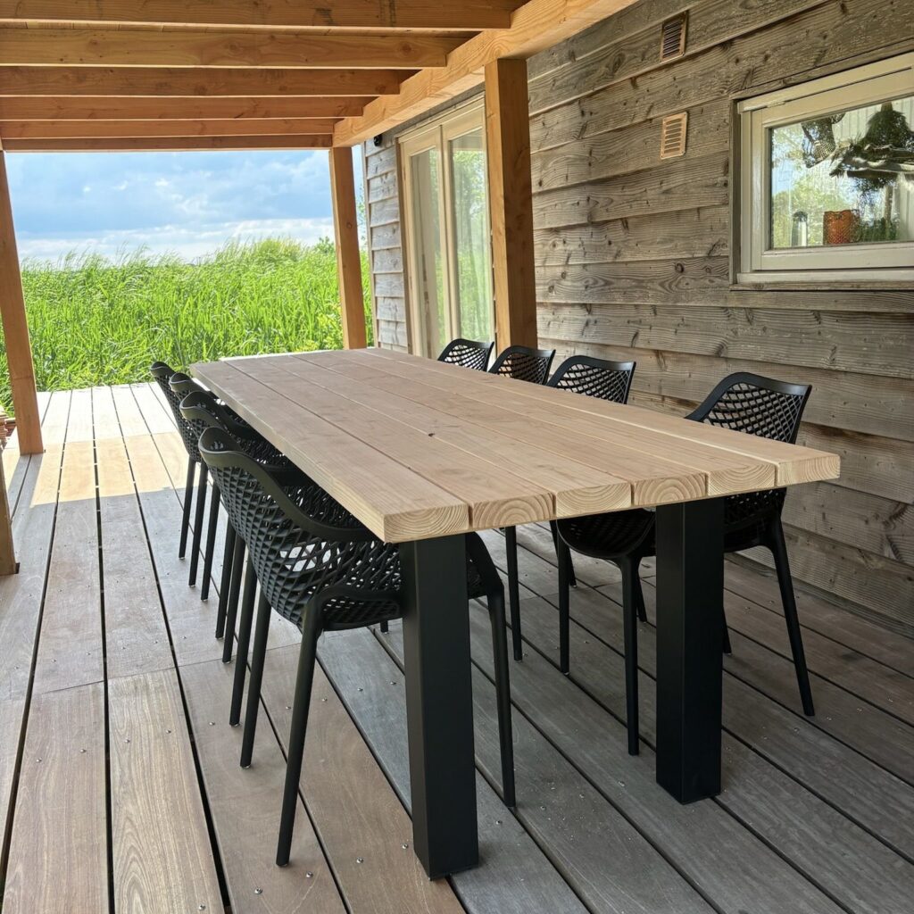 Tuintafel douglas met stalen poot. Poot in n vorm