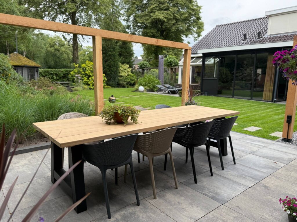 8 persoons tuinset hardhout op terras met pergola