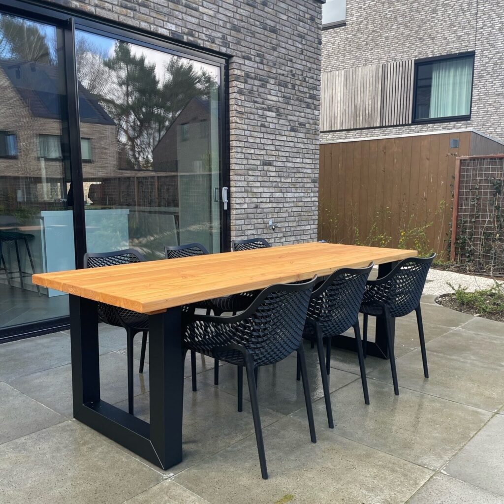 Buitentafel met zwarte poten. De Tuintafel wordt geleverd met stalen poten