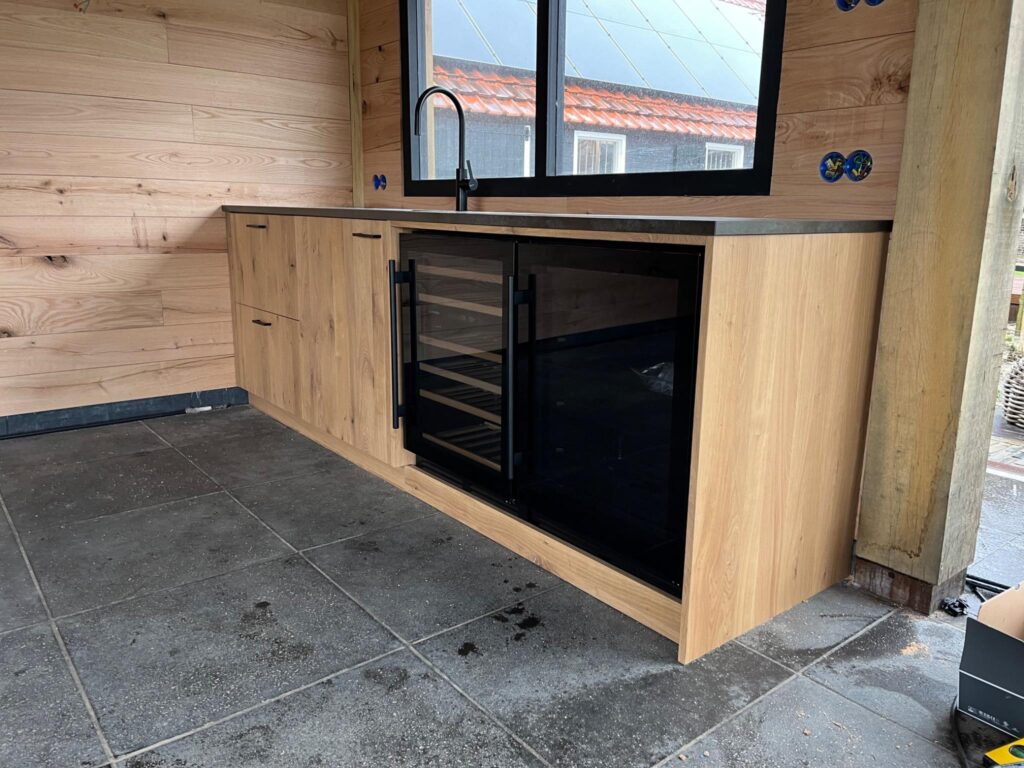 Buitenkeuken eikenhout massief met apparatuur.