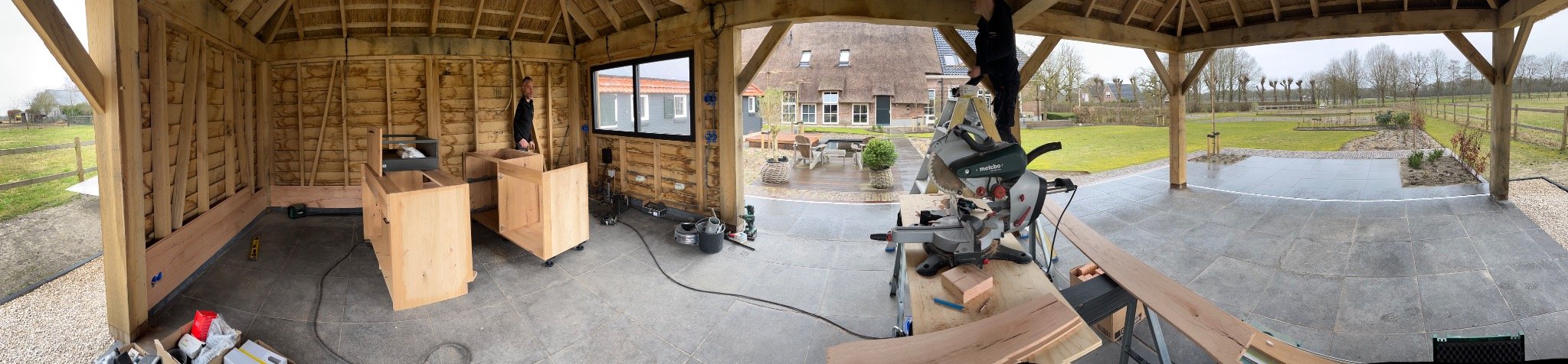 Buitenkeuken montage eikenhout met wasbak en wijnkoeler