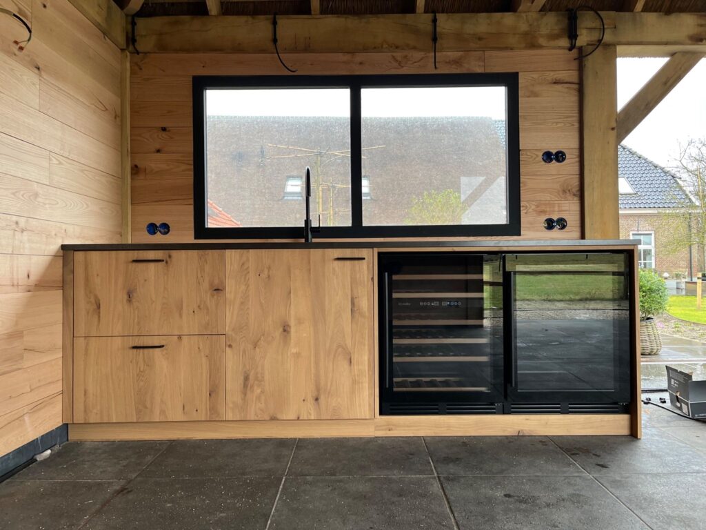 Buitenkeuken eikenhout met wasbak en wijnkoeler