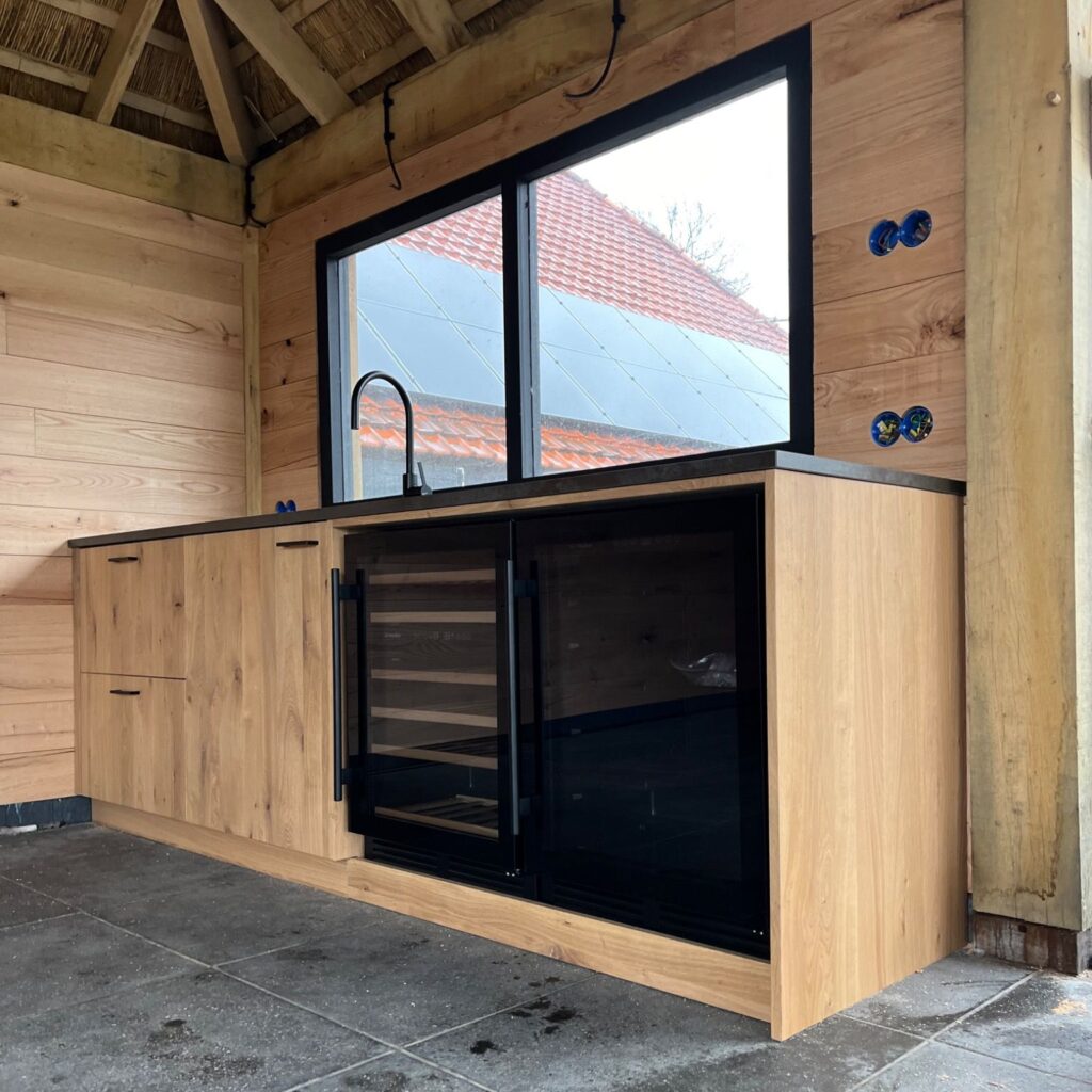 Buitenkeuken eikenhout met wasbak en wijnkoeler