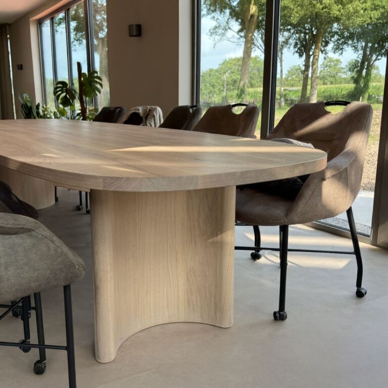 Eettafel Deens ovaal eiken rond onderstel